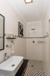 een witte badkamer met een wastafel en een douche bij Montagu Four Seasons in Montagu