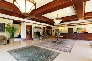 eine große Lobby mit Holzdecken und einem Wohnzimmer in der Unterkunft Bay Landing Hotel in Burlingame