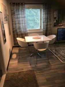 ein Esszimmer mit Tisch und Stühlen und einem Fenster in der Unterkunft Residence 4 in Tampere + 8 Fotos