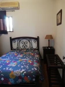 1 dormitorio con 1 cama con edredón de flores en Residencial Sorriso, en Sousel