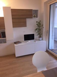 a white desk with a computer on it in a room at Appartamento Ligeia in Bolzano