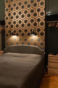 una camera con letto e parete a motivi geometrici di Studio Apartment Berlin a Berlino