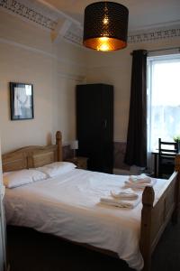 Postel nebo postele na pokoji v ubytování Ardmillan Hotel