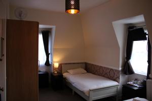Postel nebo postele na pokoji v ubytování Ardmillan Hotel
