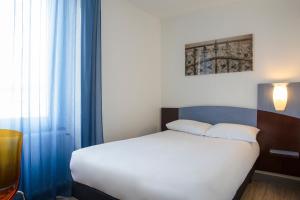 Postel nebo postele na pokoji v ubytování The Originals Access, Hôtel Bourges Gare
