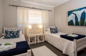1 dormitorio con 2 camas y ventana en Montagu Four Seasons, en Montagu
