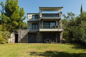 エリアにあるOlivia Estate Villa with Private Swimming Poolの広い家 バルコニー付
