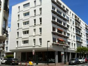 un bâtiment blanc au coin d'une rue dans l'établissement résidence tingitana, à Saint-Jean-de-Luz