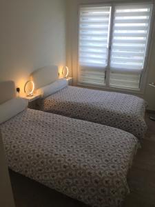 deux lits côte à côte dans une chambre dans l'établissement résidence tingitana, à Saint-Jean-de-Luz