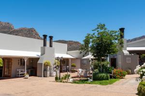 uma vista para o pátio de uma casa com montanhas ao fundo em Montagu Four Seasons em Montagu