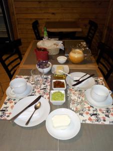 een tafel met borden en kommen met eten erop bij Kalfu Patagonia in Cochrane