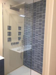 une salle de bain avec une douche en verre avec un lavabo dans l'établissement résidence tingitana, à Saint-Jean-de-Luz 6 autres photos