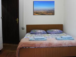 Ένα ή περισσότερα κρεβάτια σε δωμάτιο στο Quiet Villa Near Berat - Scenic Balcony & Garden +36 φωτογραφίες