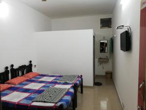 Uma televisão e/ou sistema de entretenimento em Chandraprabha Nyahari Niwas