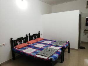 Uma cama ou camas num quarto em Chandraprabha Nyahari Niwas