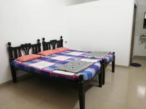 Uma cama ou camas num quarto em Chandraprabha Nyahari Niwas