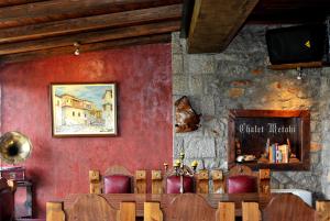 restauracja ze stołem i krzesłami w pokoju w obiekcie Metohi w mieście Marioláta