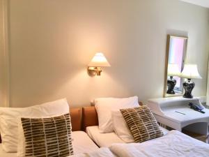 Un pat sau paturi într-o cameră la Hotel Rivoli Jardin