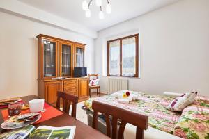 ein Wohnzimmer mit einem Tisch und einem Esszimmer in der Unterkunft le terme sotto casa in Rapolano Terme