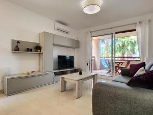 a living room with a couch and a television at Arona 2 - 0909 in Mar de Cristal