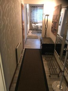 ein Flur mit einer Fußmatte in einem Zimmer in der Unterkunft Residence 4 in Tampere