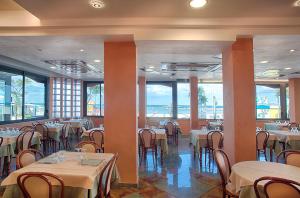Reštaurácia alebo iné gastronomické zariadenie v ubytovaní Hotel Rio Bellaria