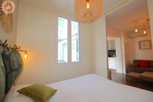 1 dormitorio con cama blanca y ventana en ALC - JJ481 - 9 min Palais and Beaches, en Cannes