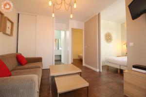 sala de estar con sofá y cama en ALC - JJ481 - 9 min Palais and Beaches, en Cannes