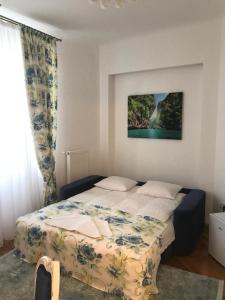 1 dormitorio con cama y ventana en VICTORIA LUXURY APARTMENT, en Bucarest