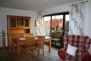 a kitchen and dining room with a table and chairs at Ferienwohnung Hohenholte in Havixbeck