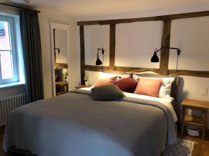 1 dormitorio con 1 cama grande con almohadas en GRIMM'S LIVING en Kassel