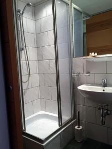 Almandin Apartments tesisinde bir banyo