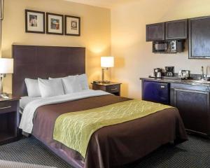 Cama o camas de una habitación en Quality Inn Tulsa-Downtown West