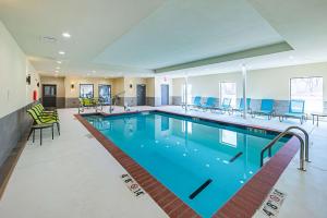- une grande piscine d'eau bleue dans un bâtiment dans l'établissement Comfort Inn & Suites Oklahoma City near Bricktown, à Oklahoma City