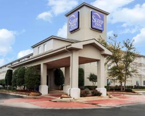 a building with a sign for a ski inn at Sleep Inn & Suites Edmond near University in Edmond