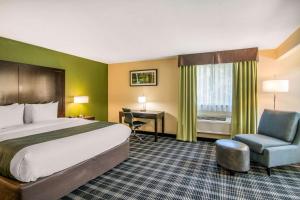 Una cama o camas en una habitación de Quality Inn & Suites Albany Corvallis