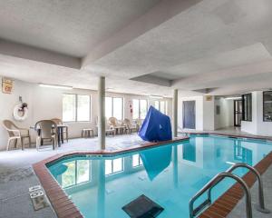 uma grande piscina com cadeiras e mesas em The Douillet by Demeure Hotels em Oklahoma City