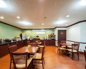 ห้องอาหารหรือที่รับประทานอาหารของ Sleep Inn & Suites Edmond near University