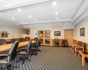Business area at/o conference room sa Comfort Suites Clackamas