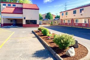 un estacionamiento frente a un edificio en Rodeway Inn Willamette River, en Corvallis