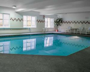 uma grande piscina com água azul num quarto em Comfort Suites Portland Southwest em Portland