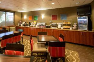 un restaurante de comida rápida con mesas y una barra en Comfort Suites Springfield RiverBend Medical, en Springfield