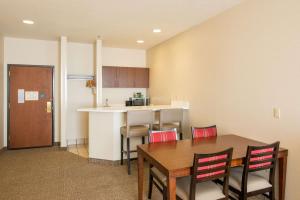 Kuchyň nebo kuchyňský kout v ubytování Comfort Suites Springfield-Eugene
