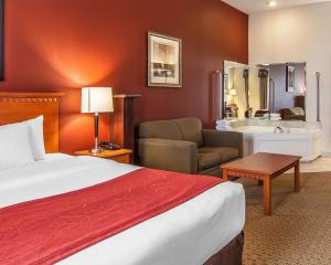 A bed or beds in a room at Comfort Suites Redmond Airport