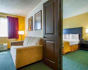 Postel nebo postele na pokoji v ubytování Quality Inn & Suites