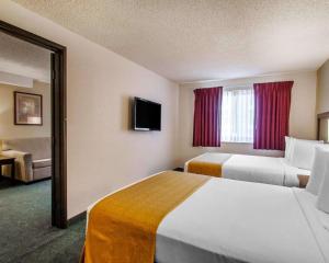 Postel nebo postele na pokoji v ubytování Quality Inn & Suites