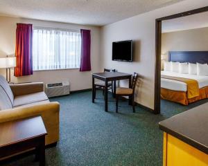 TV a/nebo společenská místnost v ubytování Quality Inn & Suites