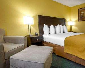 Postel nebo postele na pokoji v ubytování Quality Inn & Suites