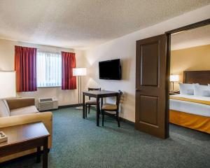 TV a/nebo společenská místnost v ubytování Quality Inn & Suites