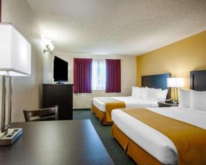 Postel nebo postele na pokoji v ubytování Quality Inn & Suites